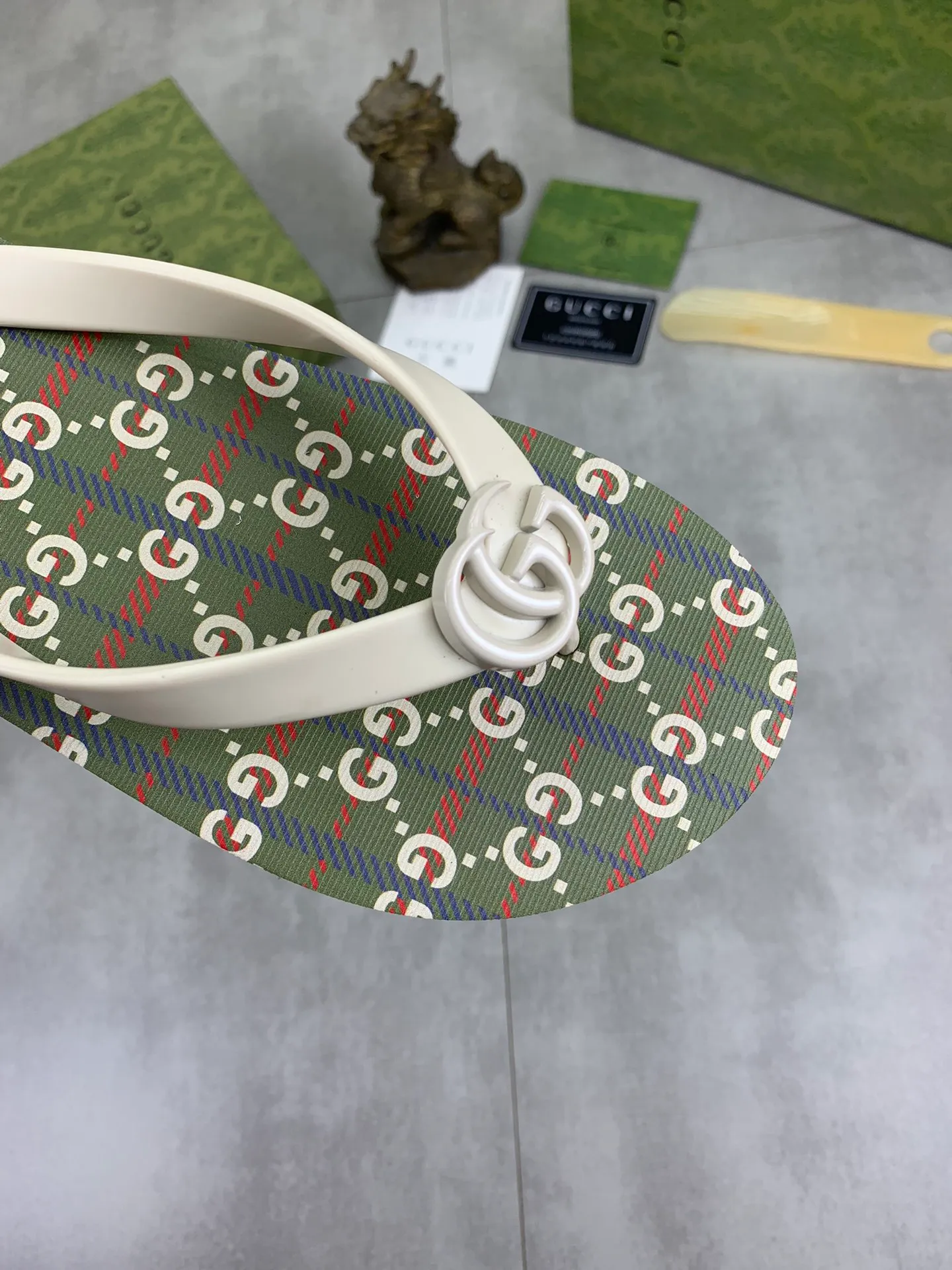 Men's men's shoes 💰P220💰【New style】🆘【GUCCI】Official website's popular Gucci adult couple 🧑‍🤝‍🧑 style, children's flip-flops are on sale at the counter simultaneously! Original fabric imported from Italy. Original bottom provided by the original factory. Size: Adult 36-45. Children’s size: 30-37. Multiple colors available.